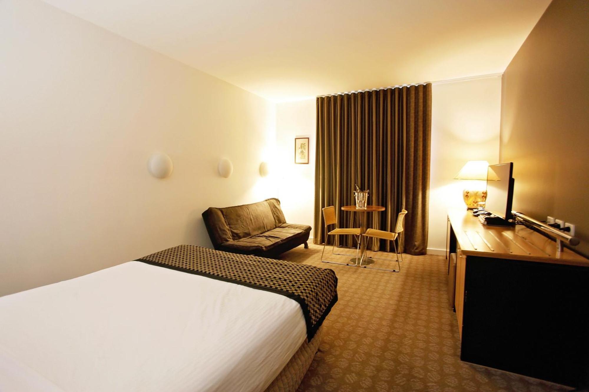 Golden Pebble Hotel Wantirna Phòng bức ảnh