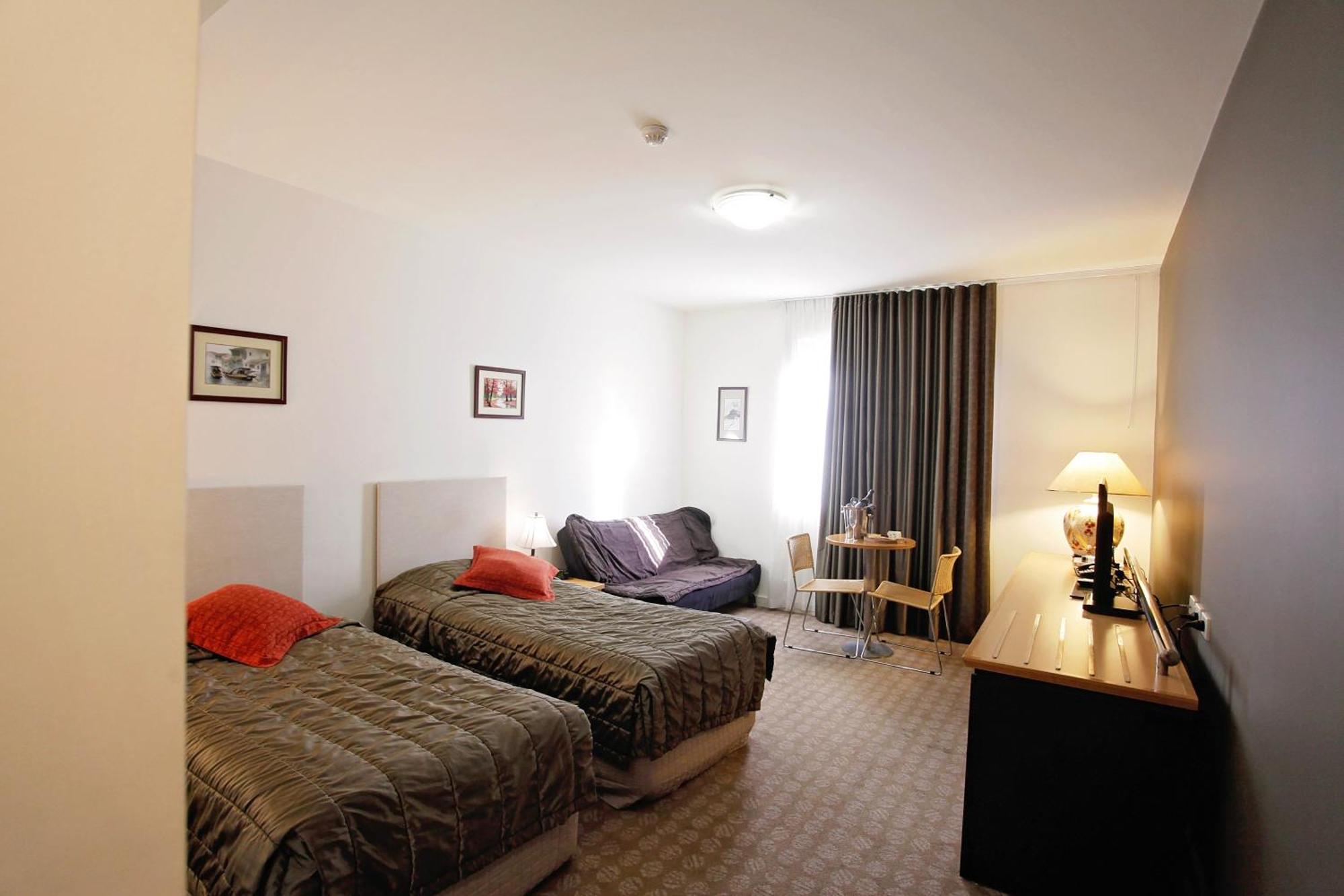 Golden Pebble Hotel Wantirna Phòng bức ảnh