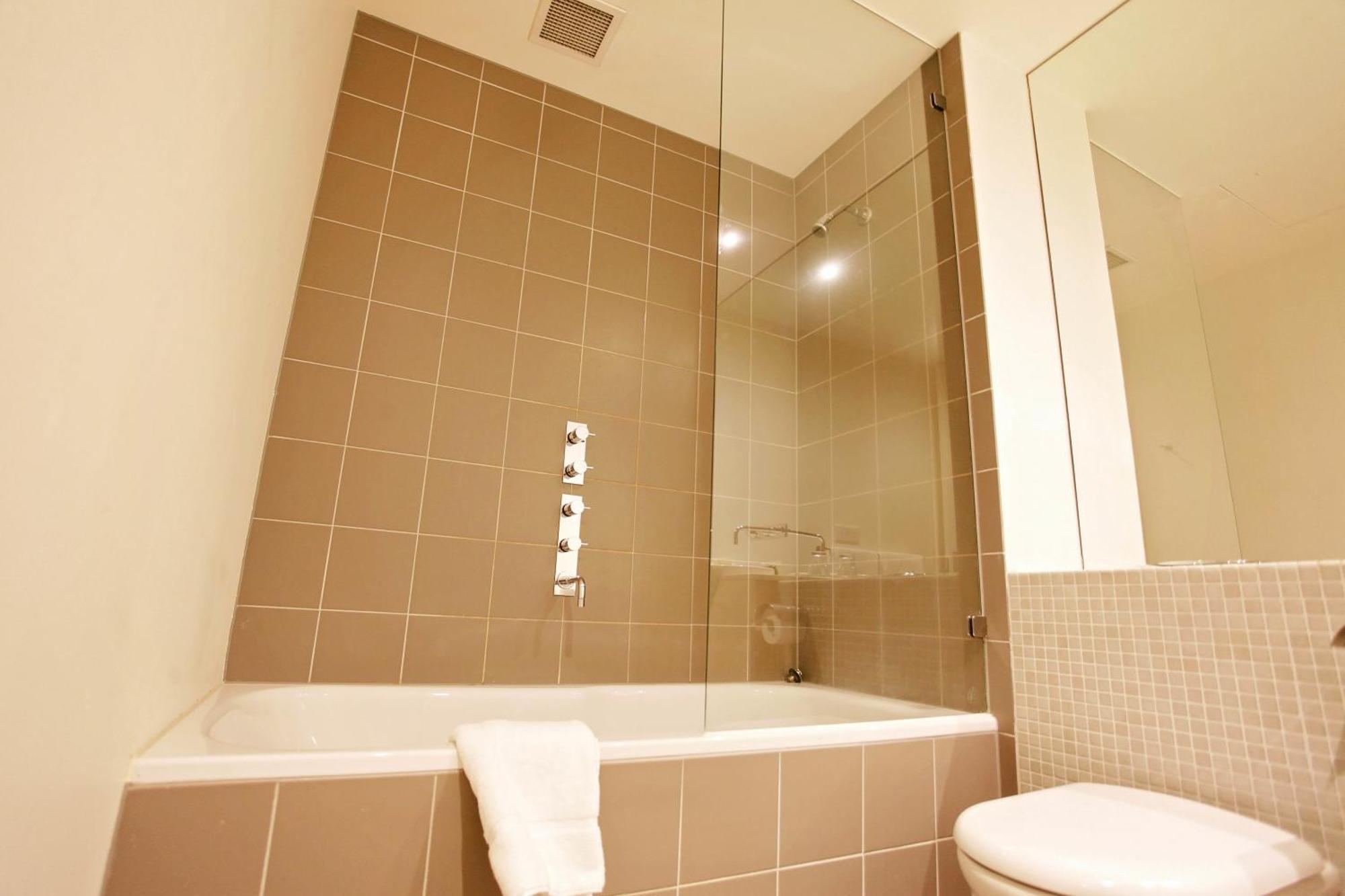 Golden Pebble Hotel Wantirna Phòng bức ảnh